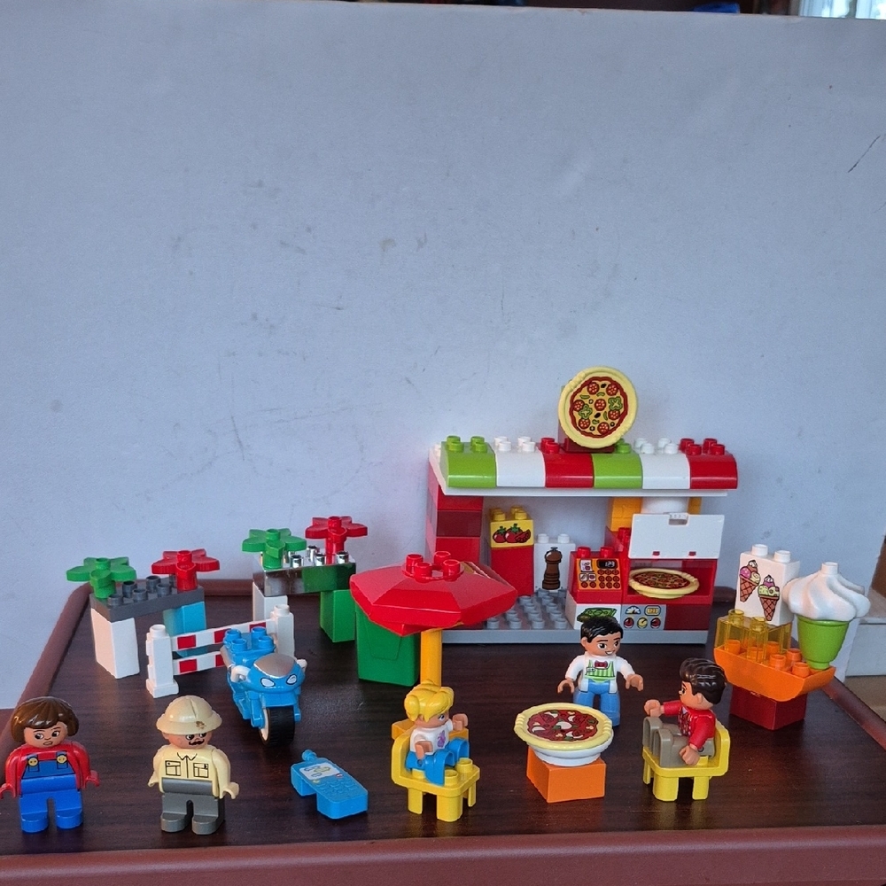 LEGO PIZZA AND ICECREAM Colorful Building Block Pizza Shop Playset. USED